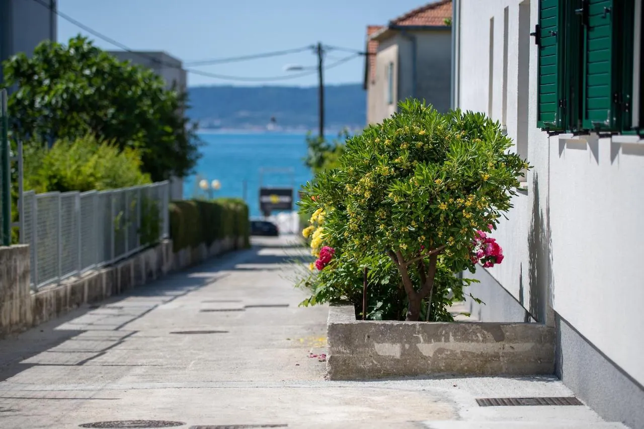 Apartments Lovor & Lavanda Kastela 0*,