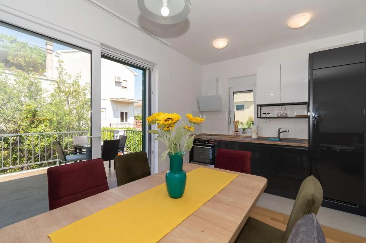 Apartments Lovor & Lavanda Kastela 0*,